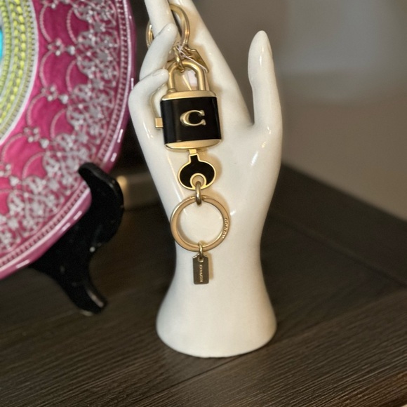 NWT COACH Lock And Key Ring Style C1679 Black And Gold - Picture 2 of 10